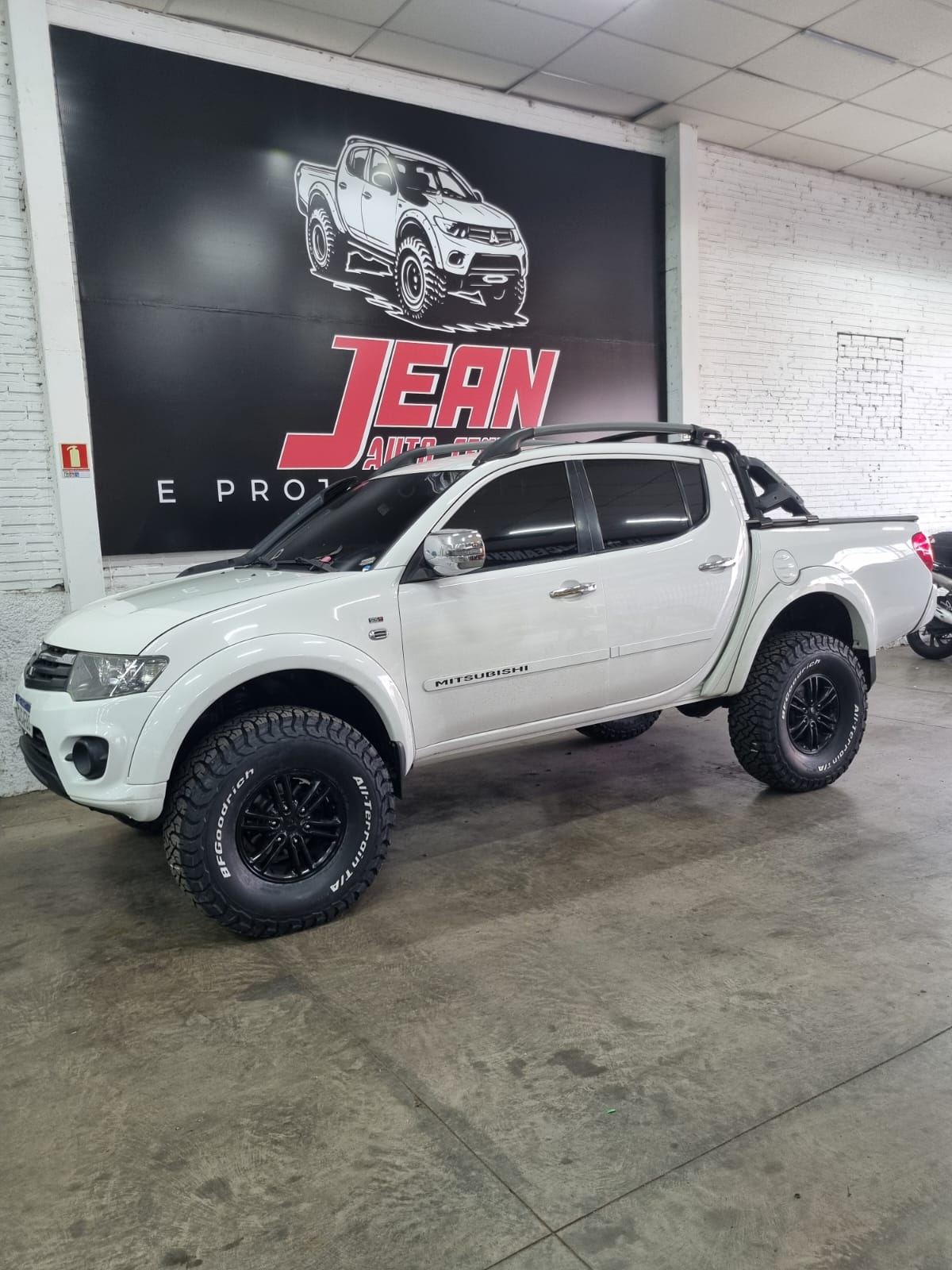 Mitsubishi L200 Triton branca com snorkel, rack de teto e pneus BFGoodrich All-Terrain