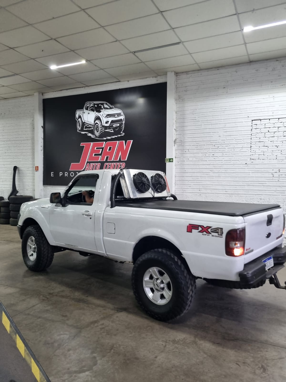 Ford Ranger branca preparada com snorkel, radiador auxiliar e adesivo FX4 Off Road