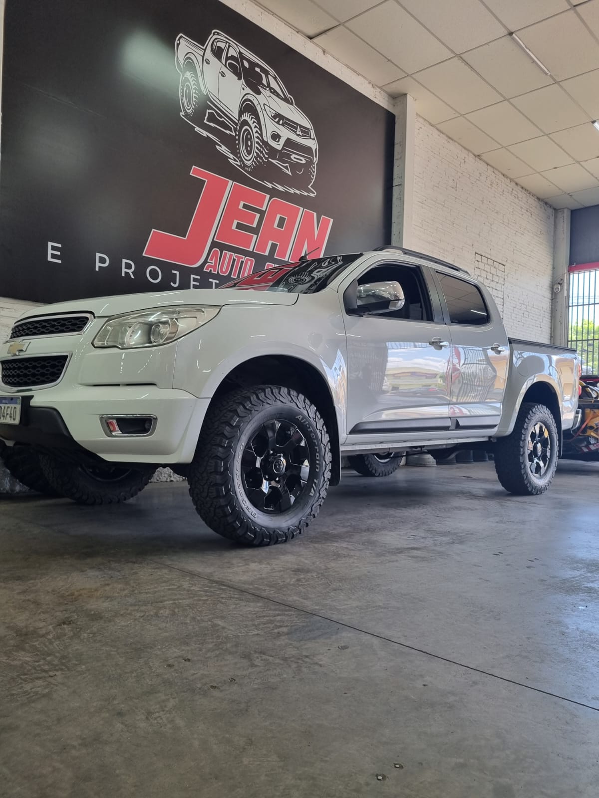 Chevrolet S10 branca com suspensão elevada e rodas pretas pronta para entrega
