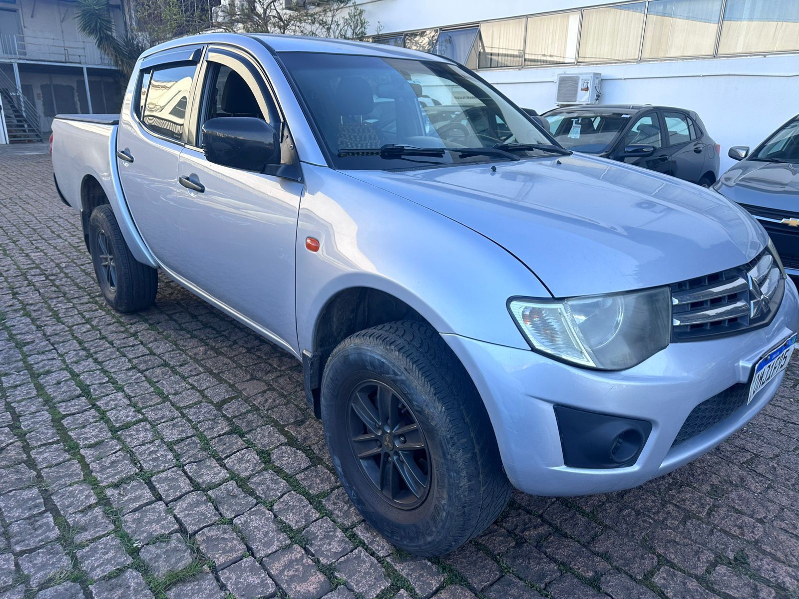 Mitsubishi L200 Triton prata 100% de fábrica, antes do início do projeto off-road