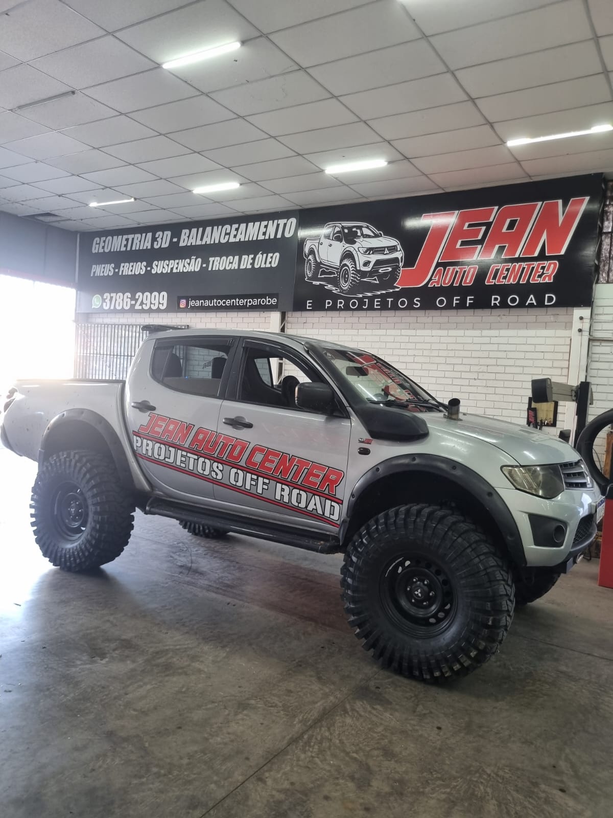 Mitsubishi L200 Triton com lift de suspensão, pneus 40, snorkel e guincho embutido
